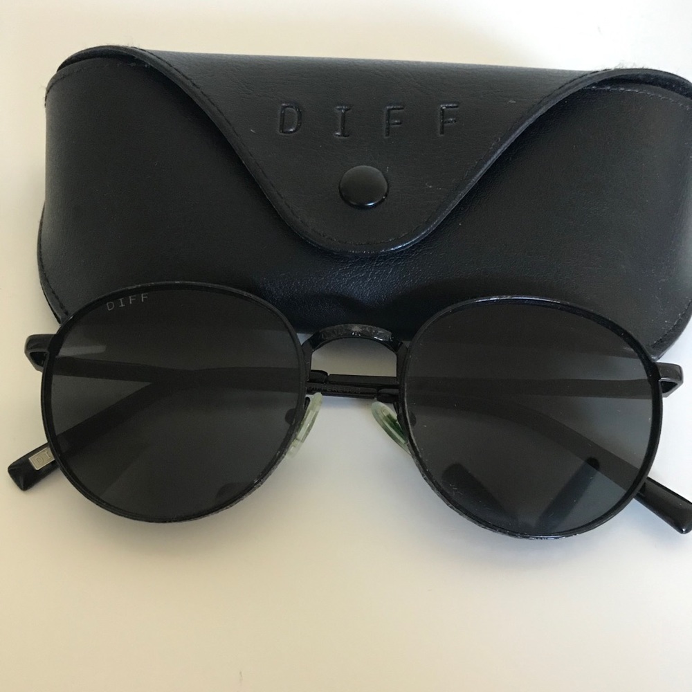 Diff Eyewear Black Round Sunglasses